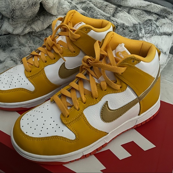Nike Dunk High- University Gold - Picture 3 of 6